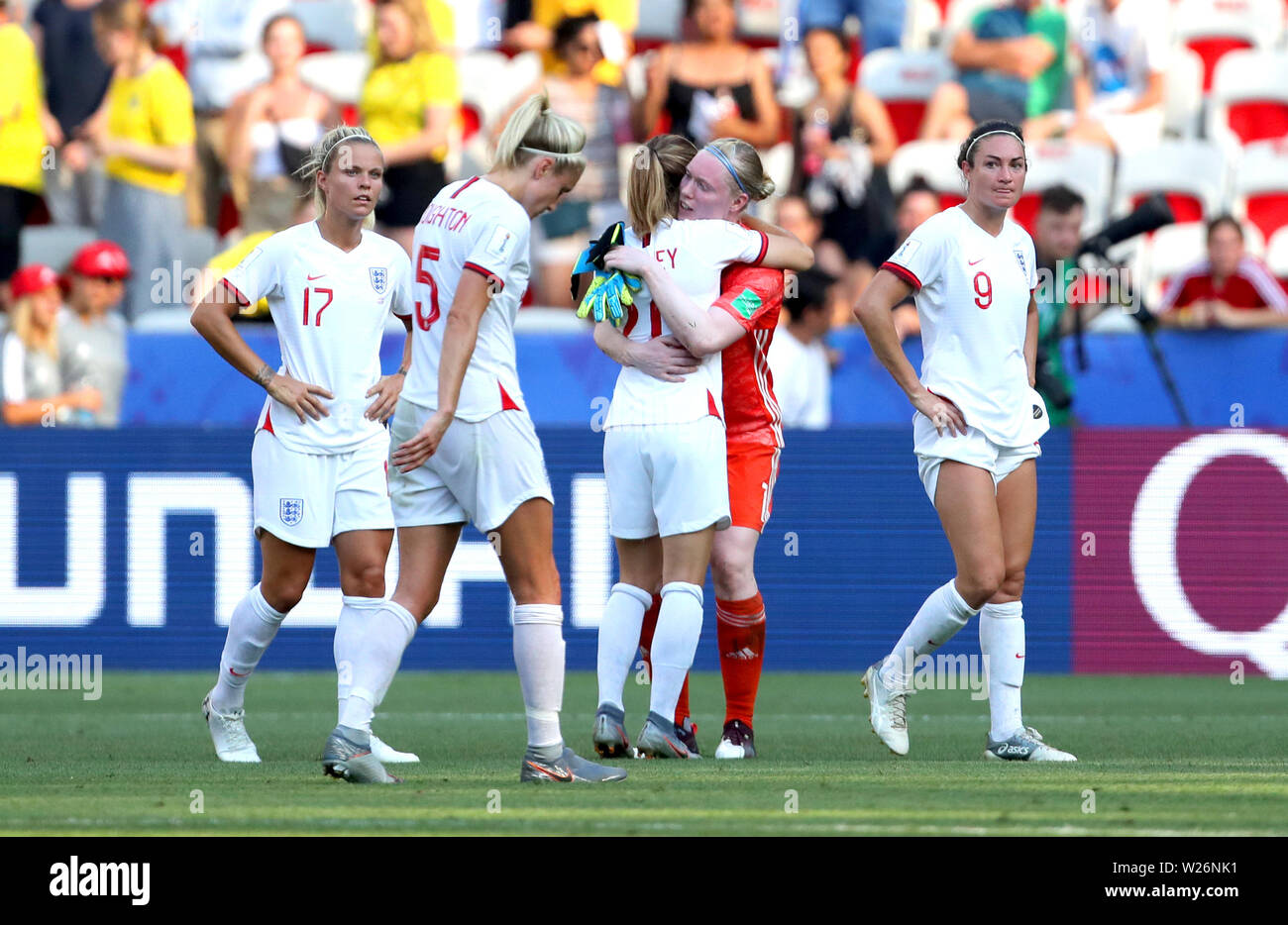 In Svezia il portiere Hedvig Lindahl abbracci l'Inghilterra del Karen Carney alla fine della FIFA Coppa del Mondo Donne terzo posto Play-Off allo Stade de Nice, Nice. Foto Stock