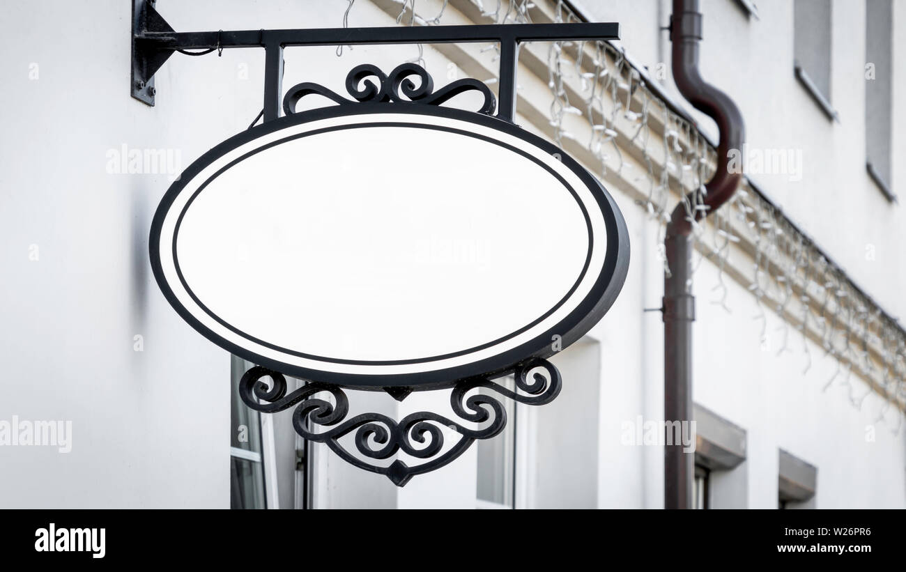 Mock up. Vuoto cartello tondo sulla classica architettura building. Foto Stock