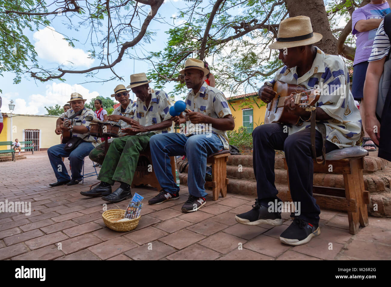 Trinidad, Cuba - Giugno 6, 2019: una band di musicisti che giocano per le strade di una piccola città cubane durante una vivace giornata di sole. Foto Stock