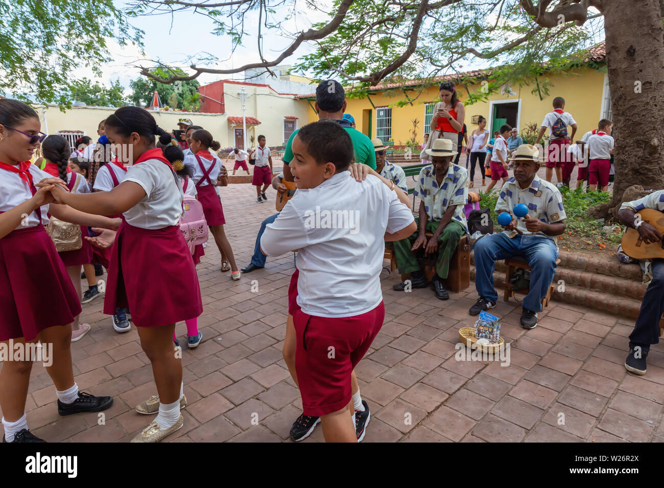 Trinidad, Cuba - Giugno 6, 2019: Gli studenti sono a ballare la musica dal vivo per le strade di una piccola città cubane durante una vivace giornata di sole. Foto Stock