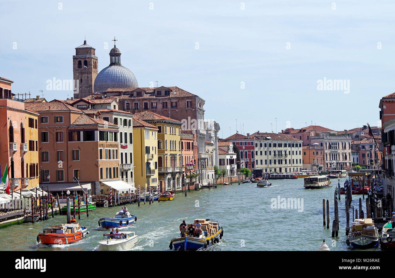 Vista a valle (ie ovest) dal Ponte Scalzi sul Canal Grande a Venezia, vicino alla stazione ferroviaria, con il tipico traffico di merci e persone Foto Stock