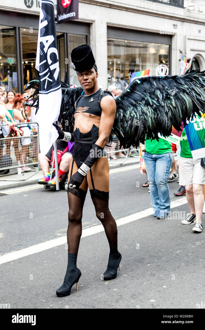 6 Luglio 2019 - Drag Queen vestito come un angelo nero, London Pride Parade, REGNO UNITO Foto Stock