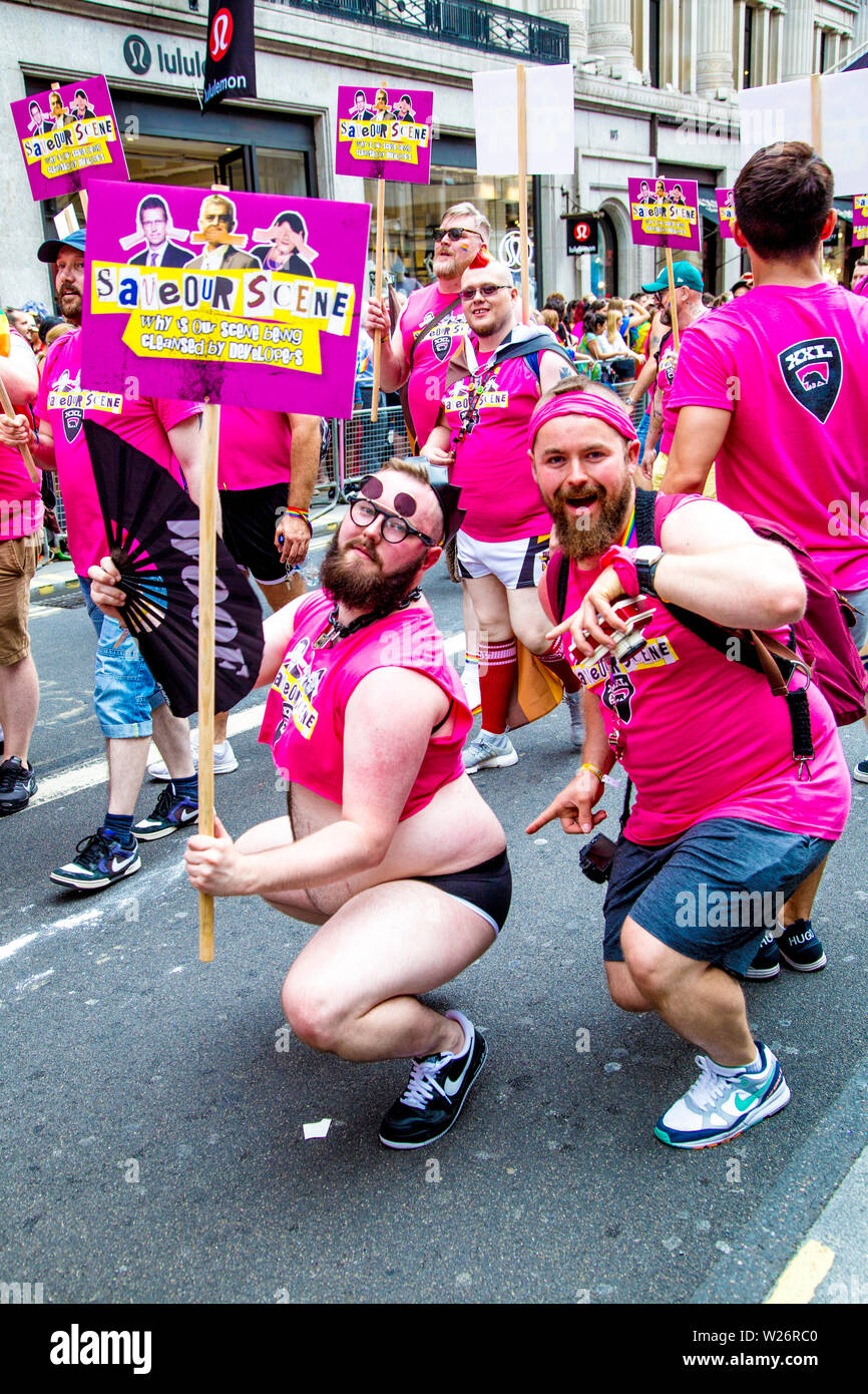 6 Luglio 2019 - uomini vestiti in rosa a Londra Pride Parade, REGNO UNITO Foto Stock