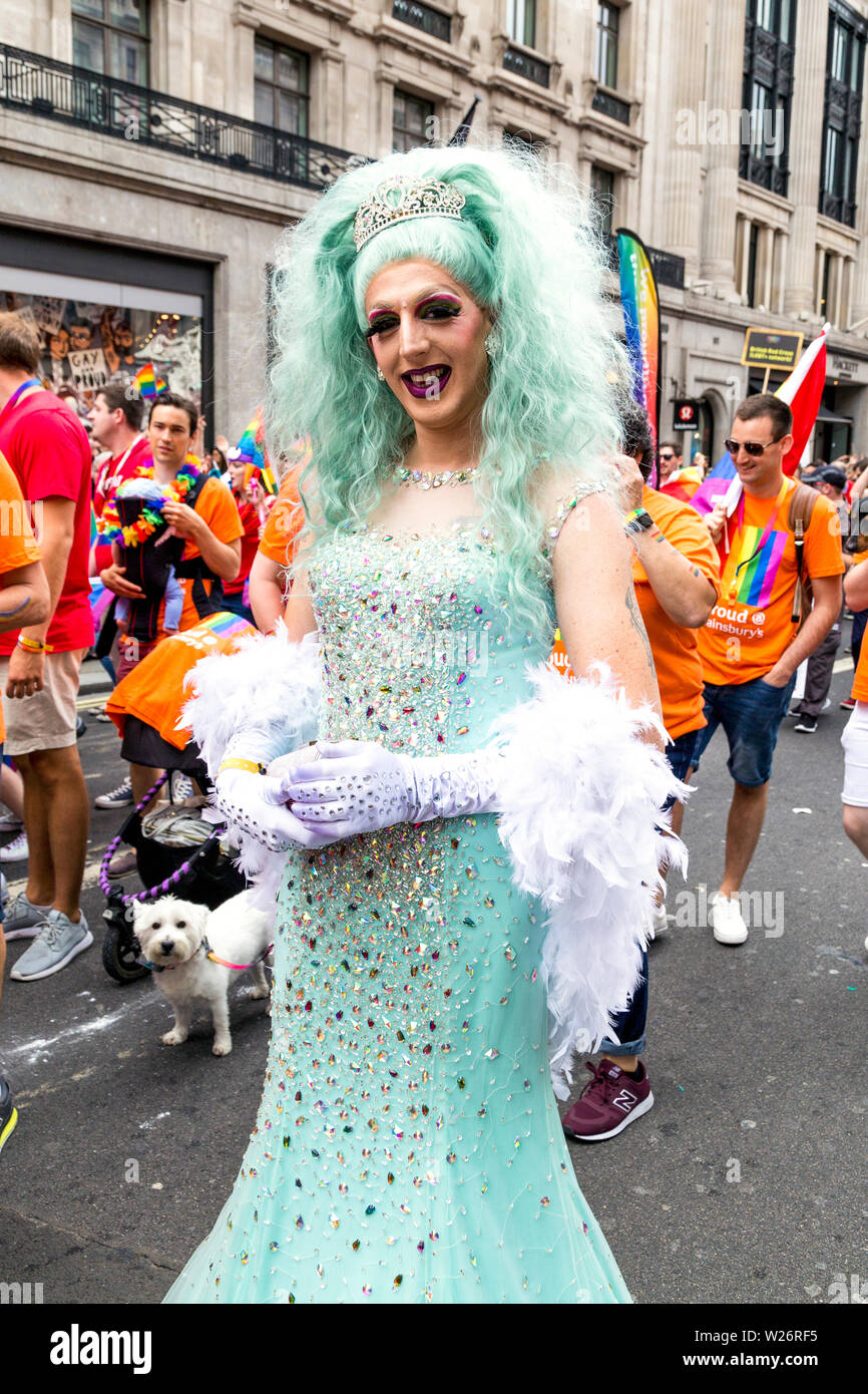 6 Luglio 2019 - Drag queen in un aqua blue vestaglia e parrucca, London Pride Parade, REGNO UNITO Foto Stock