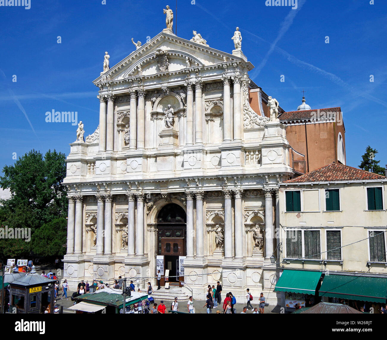 La chiesa di Santa Maria di Nazaret, popolarmente noto come ho Scalzi, costruito 1656-89, la splendida facciata barocca è di Giuseppe Sardi. Foto Stock