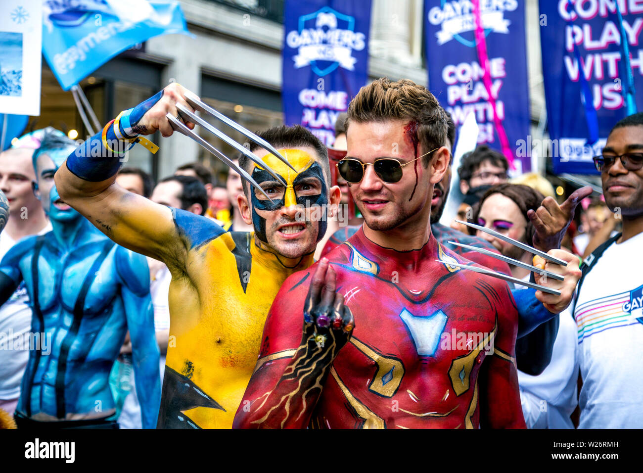 6 Luglio 2019 - Due uomini travestiti da Wolverine e Iron Man a Londra Pride Parade, REGNO UNITO Foto Stock