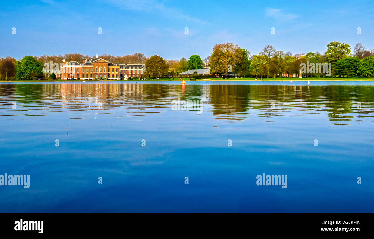 London, Regno Unito - 17 Aprile 2019 : Kensington Palace Gardens su una mattina di primavera si trova nel centro di Londra, Regno Unito. Foto Stock
