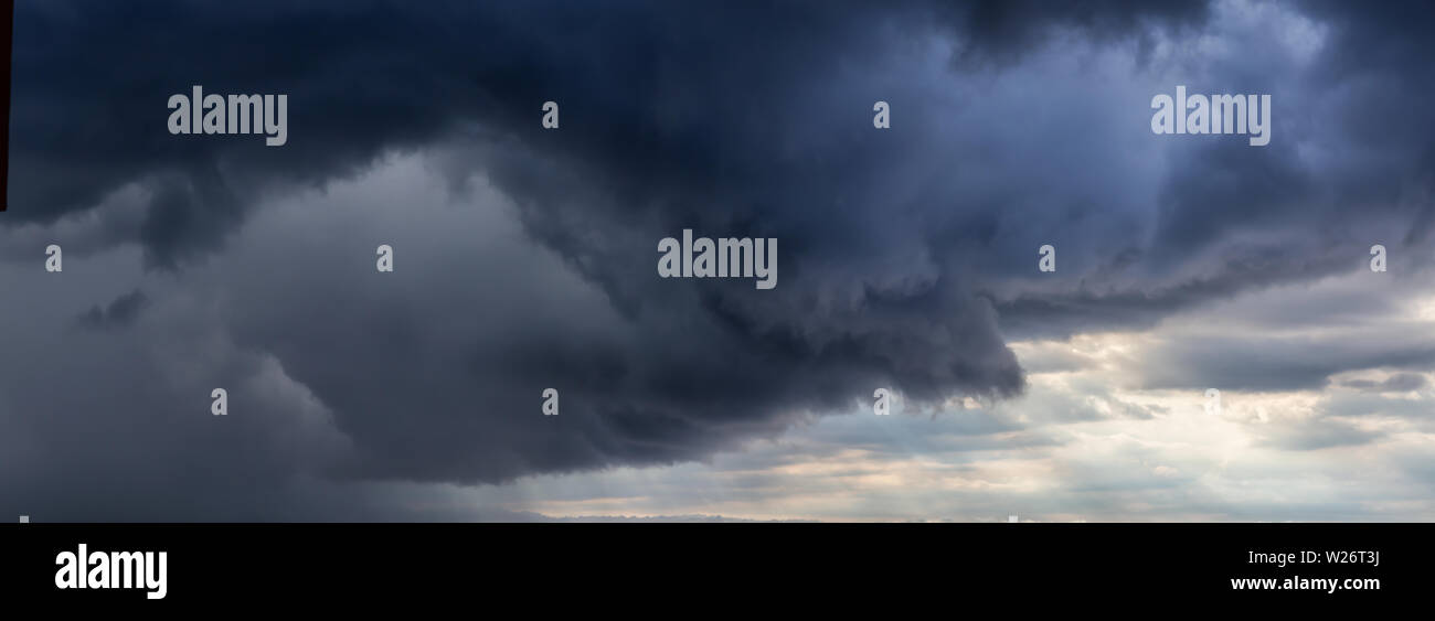 Vista panoramica di una drammatica Cloudscape durante le tempeste giorno. Prese in consegna l'Avana, Cuba. Foto Stock