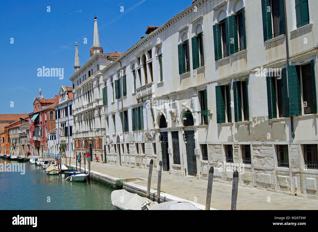 Il Palazzo Minelli Spada, con obelischi e a destra il Palazzo Contarini dal Zaffo, molto a nord di Venezia, Giardini supporto su di laguna Foto Stock