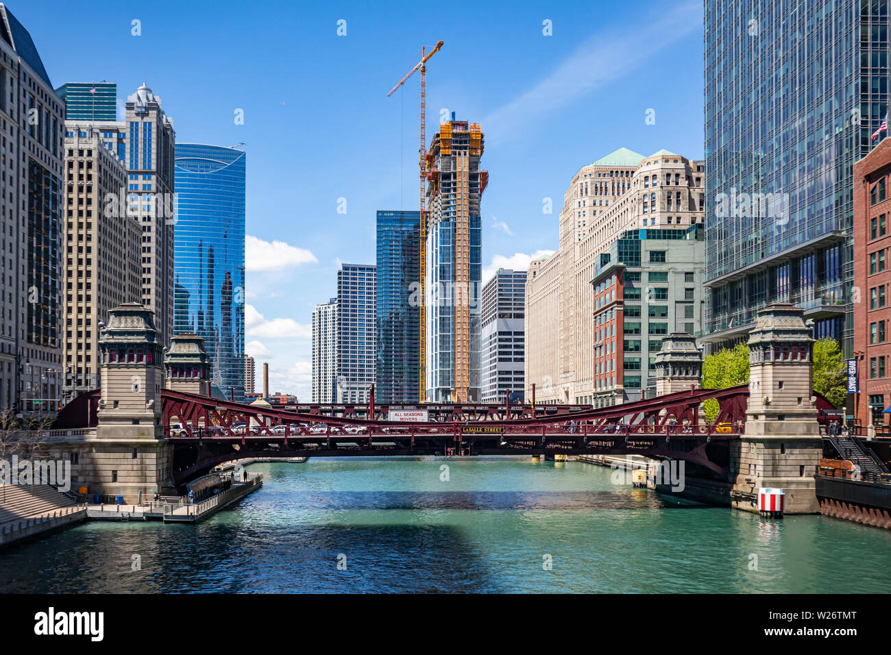 Stati Uniti d'America, Chicago, Illinois. Maggio 10, 2019. La Salle street bridge, Chicago city edifici alti, giorno di primavera, cielo blu sullo sfondo Foto Stock