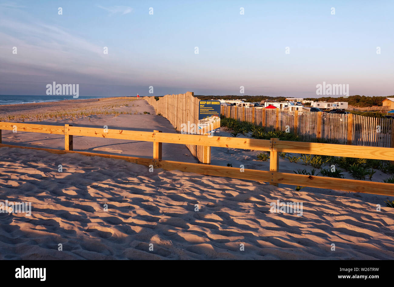 Spiaggia di sabbia, campeggio; camper; Oceano Atlantico; recinto in legno, Assateague State Park; USA; Berlino; MD; Maryland; estate; orizzontale Foto Stock