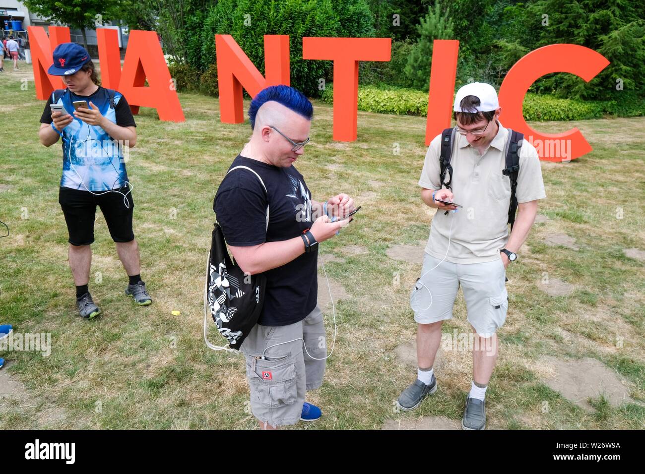 Dortmund, Germania, luglio 06, 2019: i giocatori partecipare Pokemon Go Fest a Dortmund Westfalenpark sulla luglio 06, 2019. Gioco Mobile Developer Niantic terrà quattro giorni di Pokemon Go Fest di Dortmund dal giovedì alla domenica, con migliaia di giocatori che parteciperanno all'evento - POKEMON VAI Festival im Dortmunder Westfalenpark vom 4.7. bis 7.7.2019. Dortmund, Deutschland Foto Stock