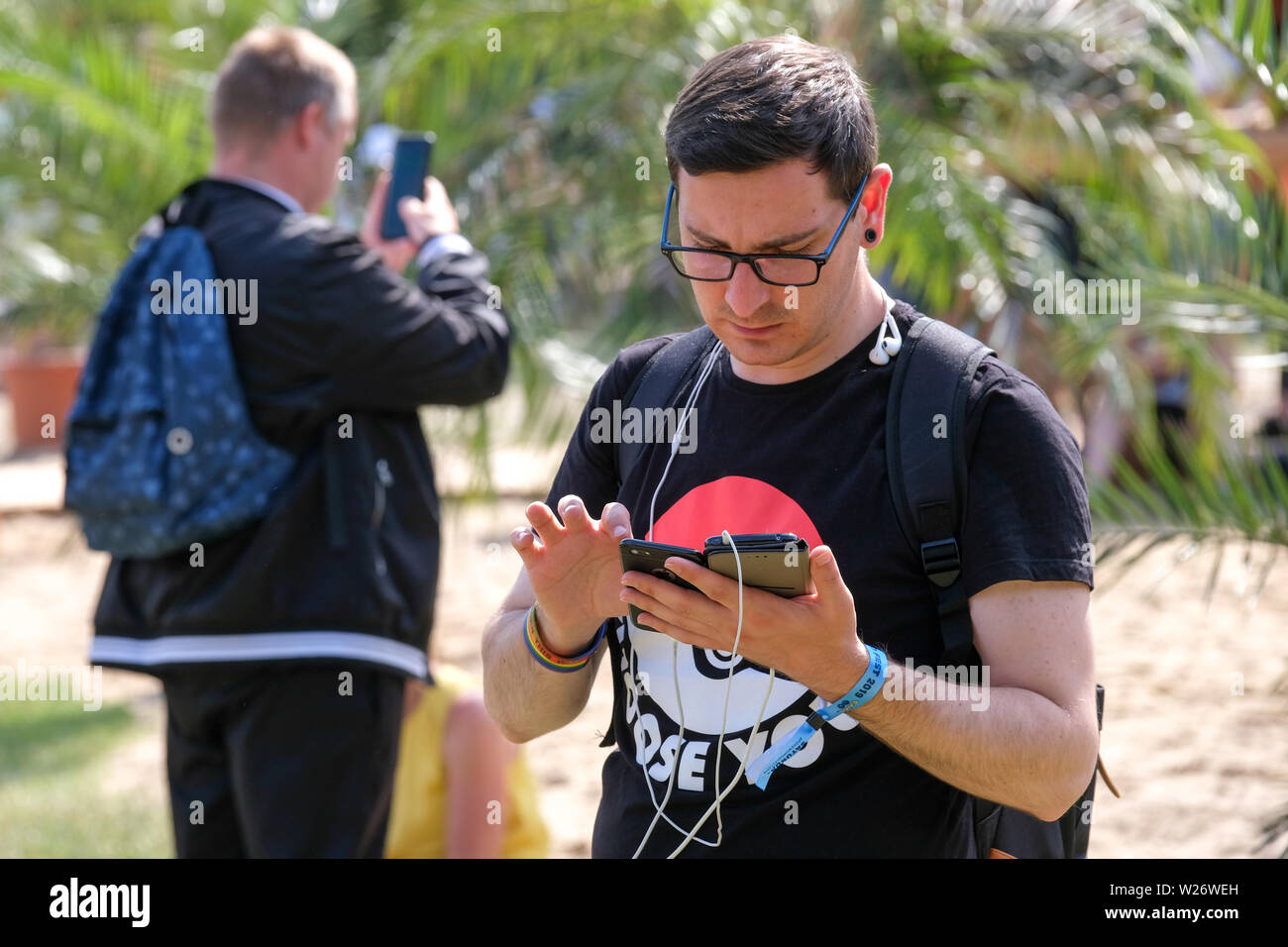 Dortmund, Germania, luglio 06, 2019: i giocatori partecipare Pokemon Go Fest a Dortmund Westfalenpark sulla luglio 06, 2019. Gioco Mobile Developer Niantic terrà quattro giorni di Pokemon Go Fest di Dortmund dal giovedì alla domenica, con migliaia di giocatori che parteciperanno all'evento - POKEMON VAI Festival im Dortmunder Westfalenpark vom 4.7. bis 7.7.2019. Dortmund, Deutschland Foto Stock