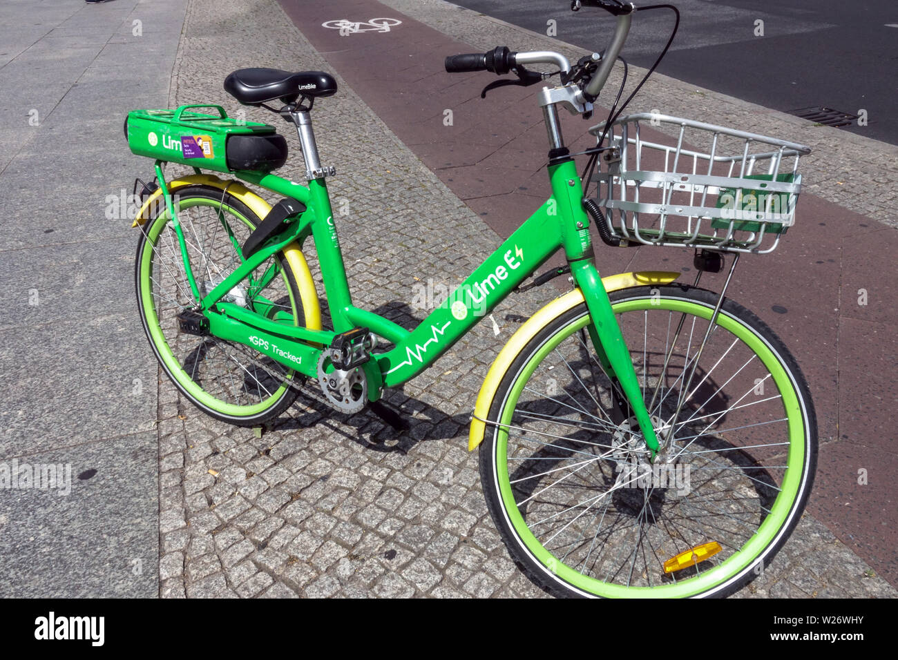 Noleggio bici elettriche di calce, Berlino Germania Foto Stock