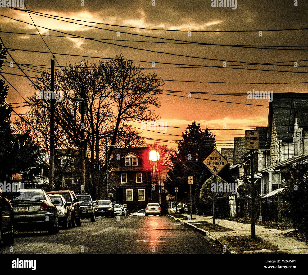 Set di sole nei sobborghi di Philadelphia nella città di Ardmore Pennsylvania sulle case in un medio quartiere di classe Foto Stock