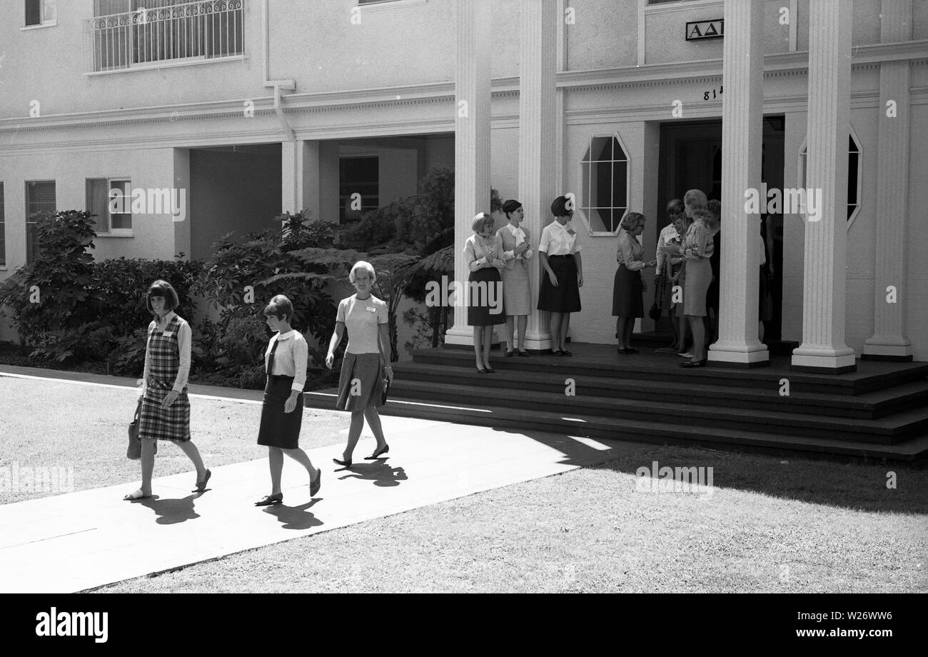 Studenti di sesso femminile che arrivano su universitari iscritti al giorno presso la University of Southern California Sorority, USA 1964 Foto Stock