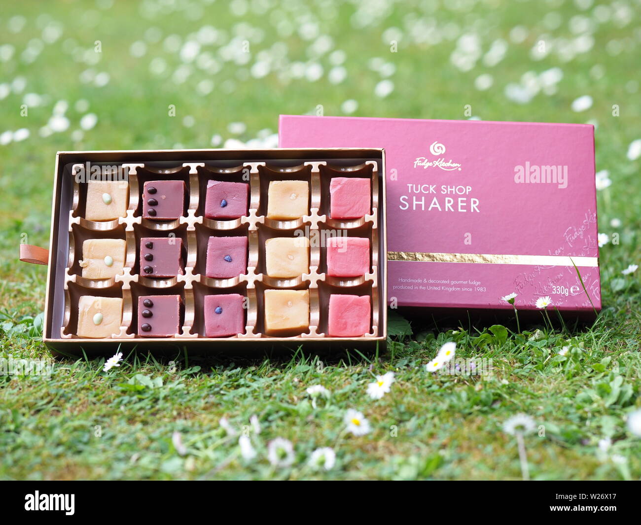 London, Regno Unito - Luglio 2019 - Una scatola isolata di fatto a mano e decorate, Gourmet Fudge con deliziosi sapori retrò. Foto Stock