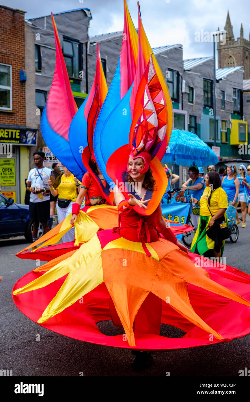 Un'interprete femminile che indossa un colorato costume stravaganti in parata a St Pauls Carnevale, Bristol, 6 Luglio 2019 Foto Stock