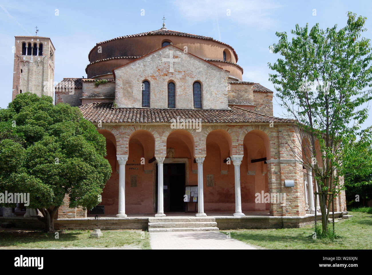 Portico dei primi anni del XII C chiesa di Santa Fosca sull isola di Torcello nella laguna di Venezia, ottagonale su pianta a croce greca in stile bizantino Foto Stock