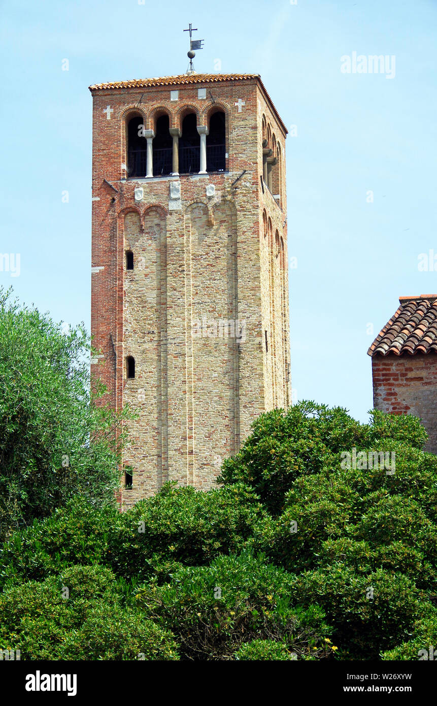 Il 11thC mattone il campanile della cattedrale o Basilica di Santa Maria Assunta sulla isola di Torcello nella laguna di Venezia. Foto Stock