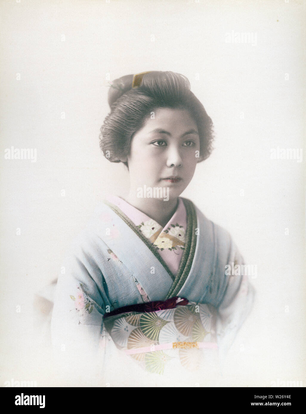 [ 1890 Giappone - donna giapponese in kimono ] - donna in kimono tradizionali e acconciatura. Xix secolo albume vintage fotografia. Foto Stock