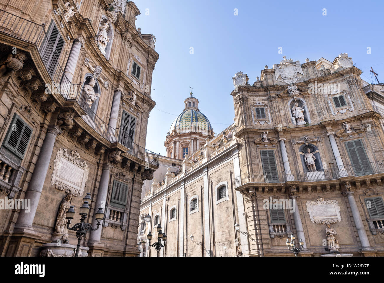 Quattro Canti o Quattro Angoli crocevia vista strada a Palermo, Sicilia in una giornata di sole. Foto Stock