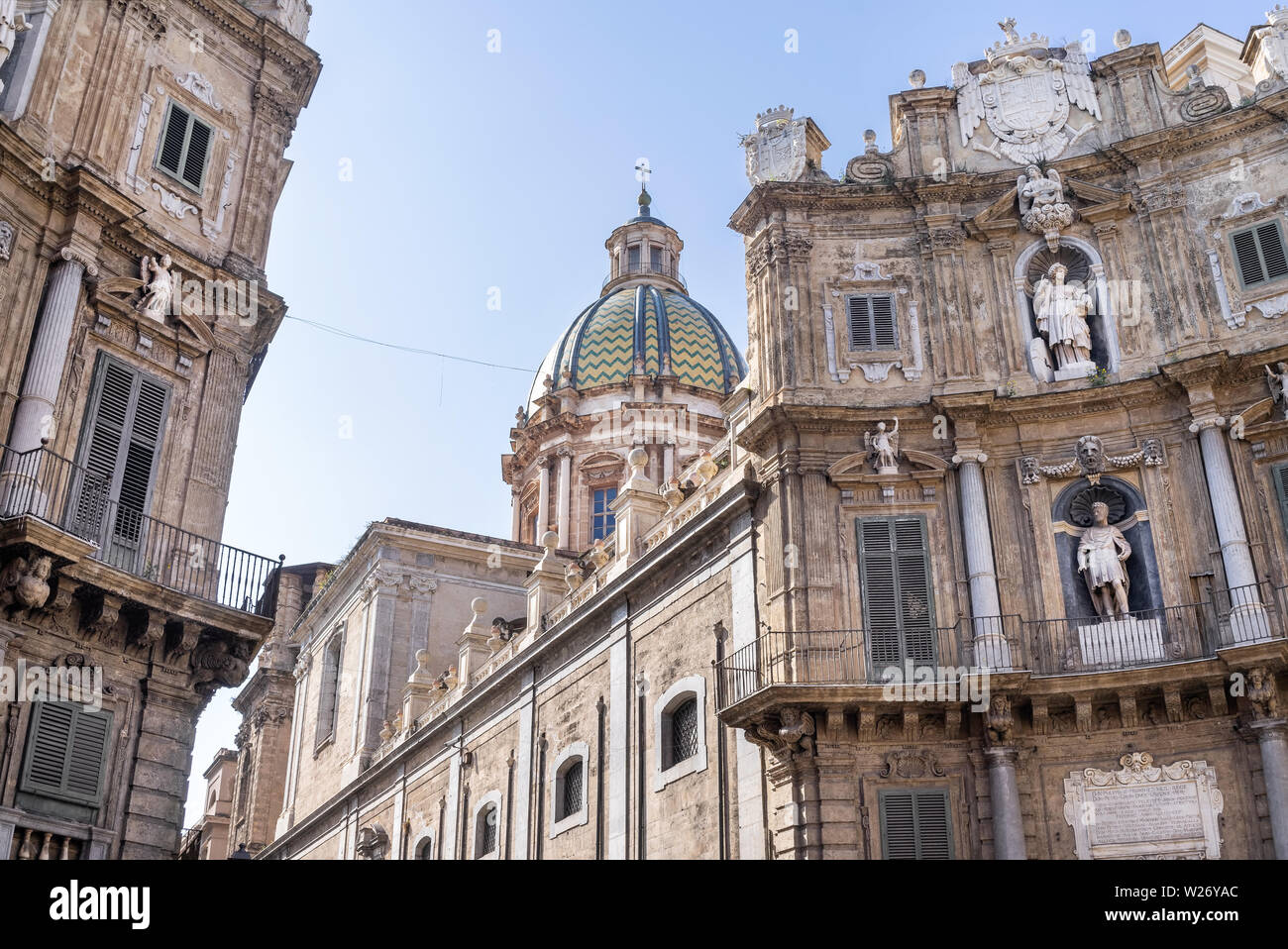 Quattro Canti o Quattro Angoli crocevia vista strada a Palermo, Sicilia in una giornata di sole. Foto Stock