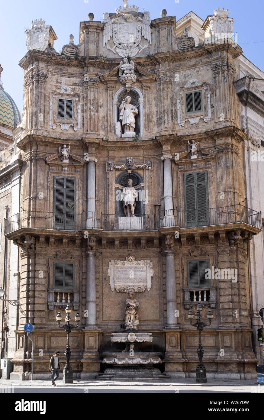 Quattro Canti o Quattro Angoli crocevia vista strada a Palermo, Sicilia in una giornata di sole. Foto Stock