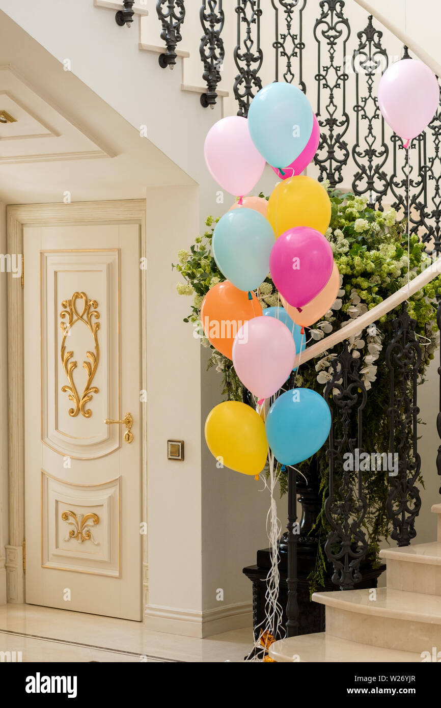 Celebrazione in interni di lusso con palloncini Foto Stock