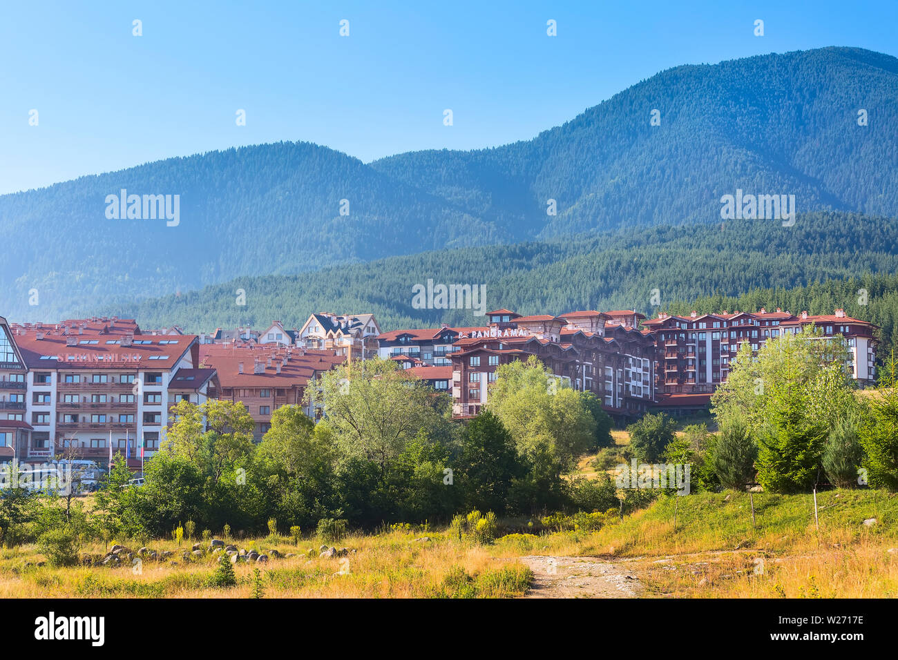 Bansko, Bulgaria - 13 Giugno 2017: San Ivan Rilski e Panorama hotel case e Montagna estate panorama in bulgaro per tutta la stagione balneare Foto Stock