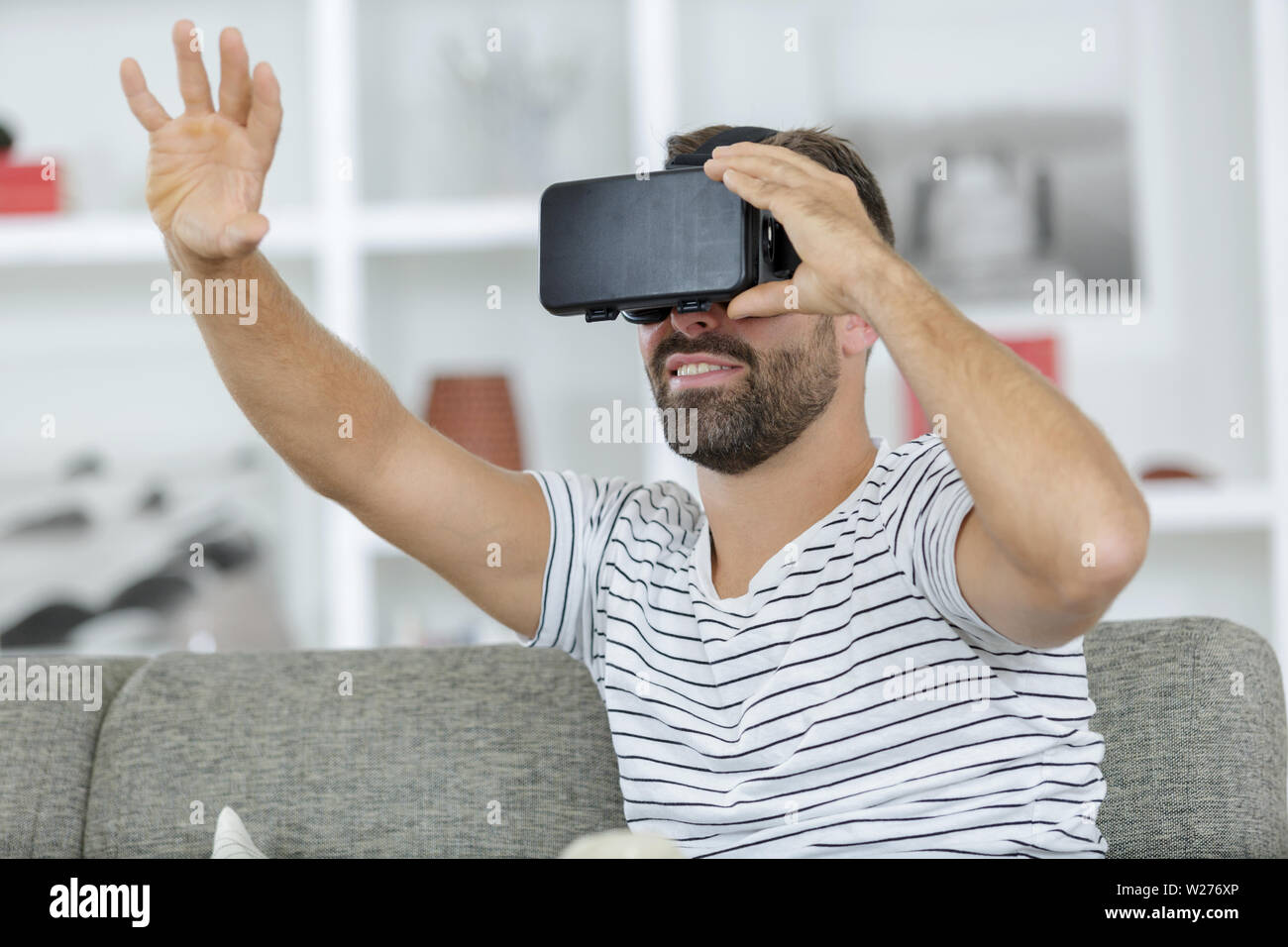 Uomo che indossa la maschera virtuale d Foto Stock