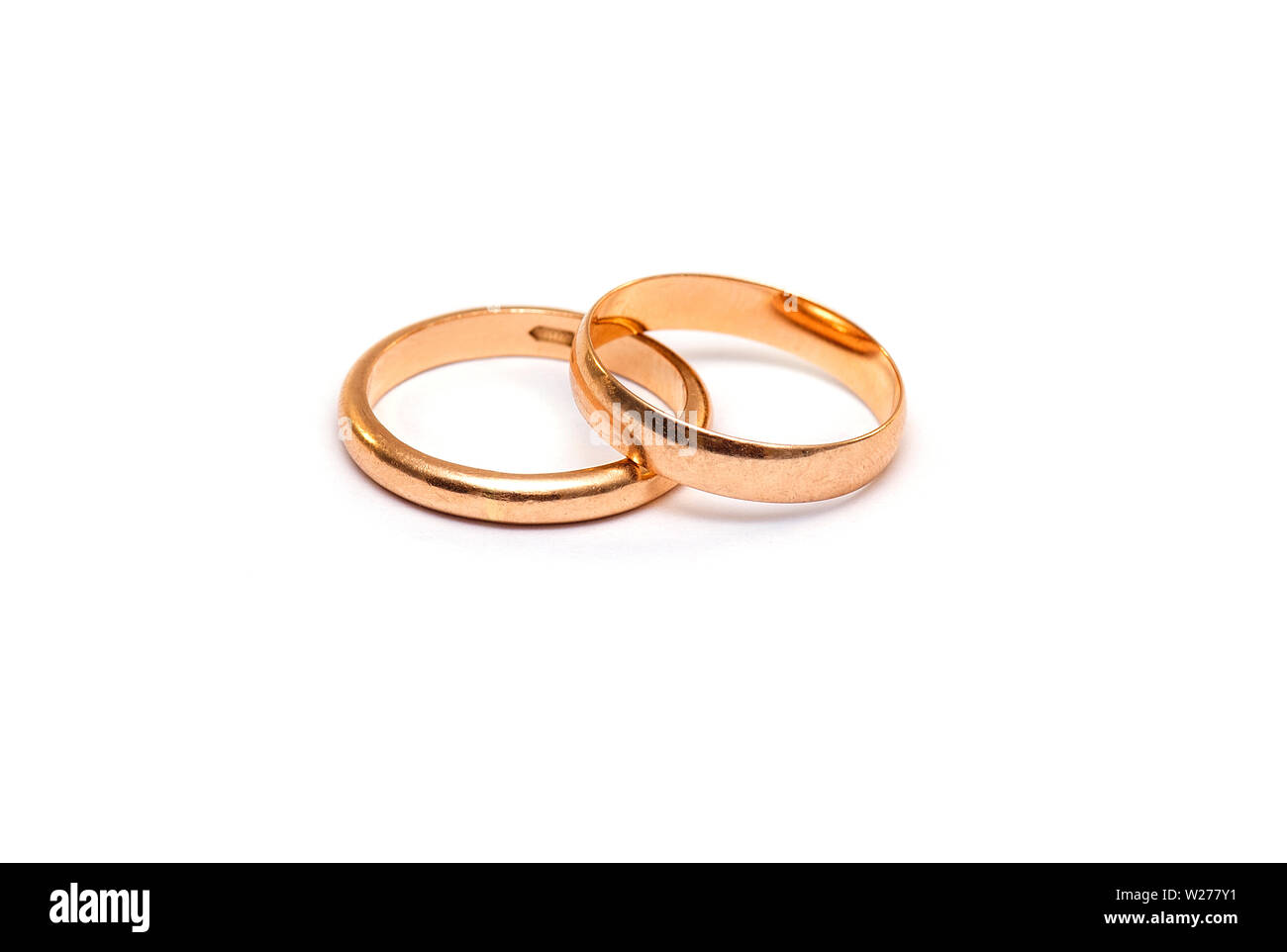 Due utilizzati anelli d oro con micro scratch isolati su sfondo bianco Foto Stock