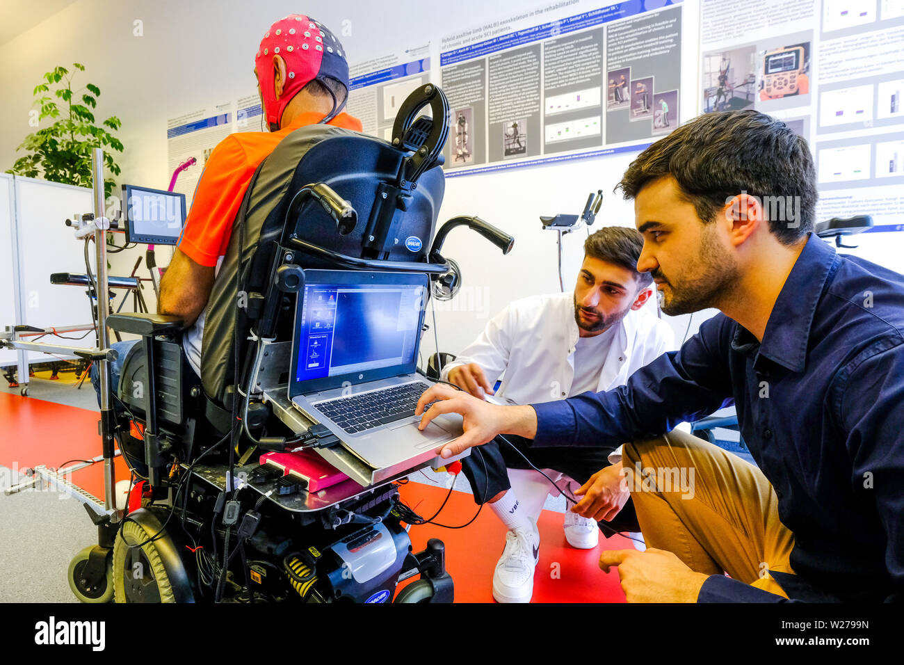 Bochum, Germania, 17.Giugno 2019. In un progetto pilota, i primi pazienti a Bochum University Hospital Bergmannsheil hanno completato con successo una sessione di formazione per guidare una sedia a rotelle attraverso il potere del pensiero. Il progetto pilota per il cosiddetto brain Computer Interface (BCI), l'interfaccia tra il cervello e il computer è stato in esecuzione per circa un anno presso l'ospedale nella zona della Ruhr. Quattro pazienti hanno ormai completato i dodici settimane di formazione con successo e sono in grado di guidare un corso con diverse variazioni di direzione con la potenza dei loro pensieri. Foto Stock