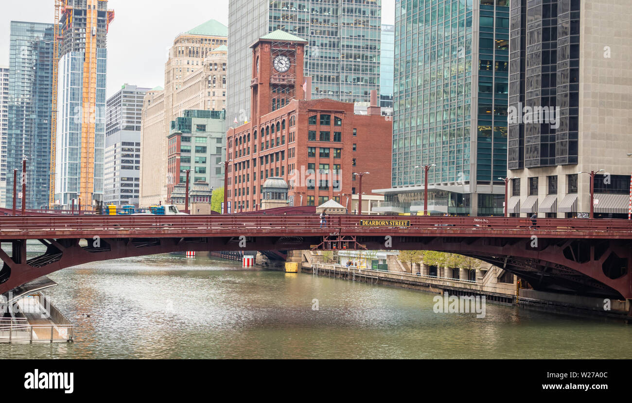 Chicago, Illinois. Stati Uniti d'America, Dearborn street ponte sul fiume, alti edifici di sfondo, giornata di primavera Foto Stock