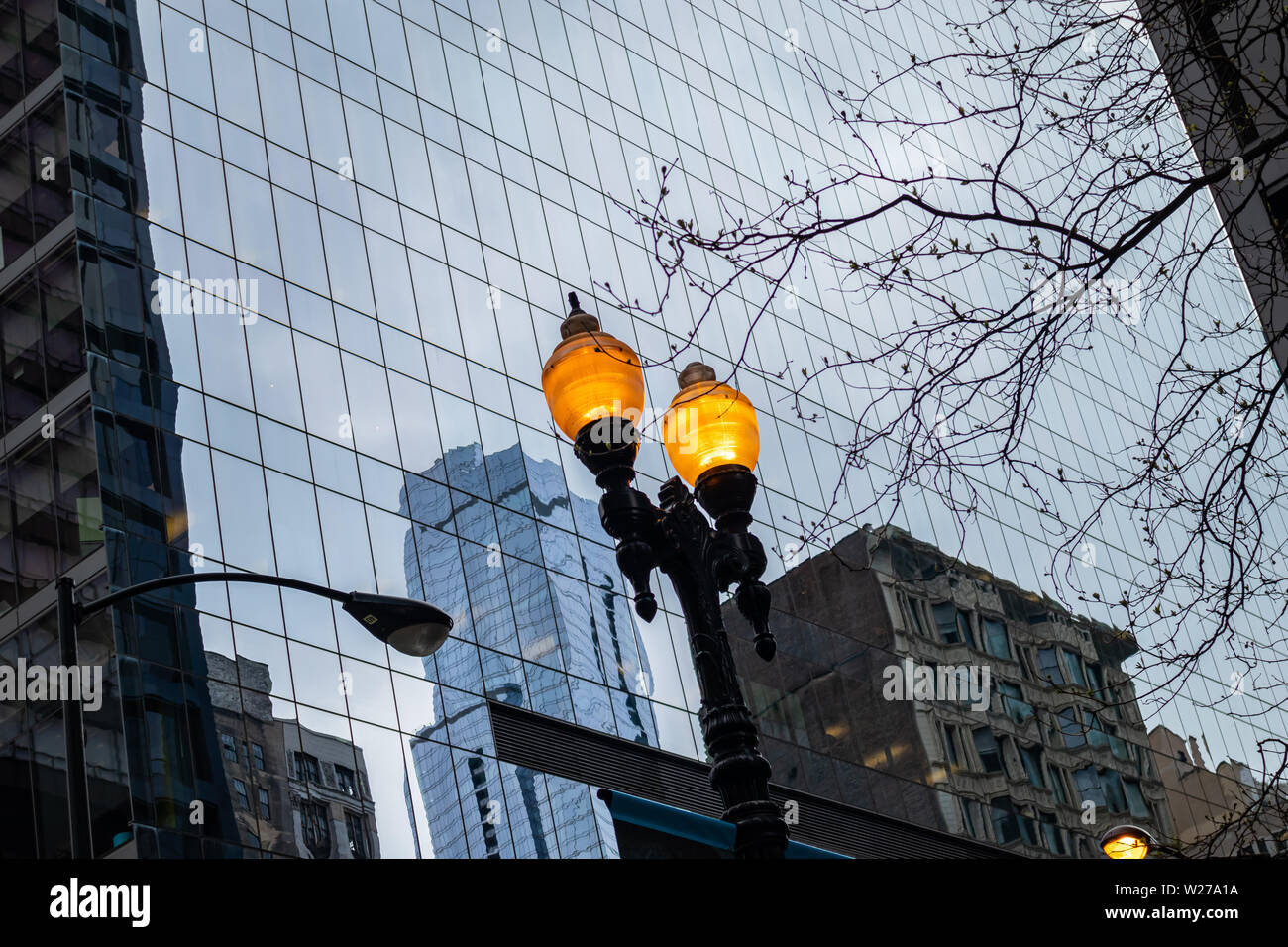 La città di Chicago Downtown, accese le luci di strada sulla città edifici alti sfondo, primo piano Foto Stock