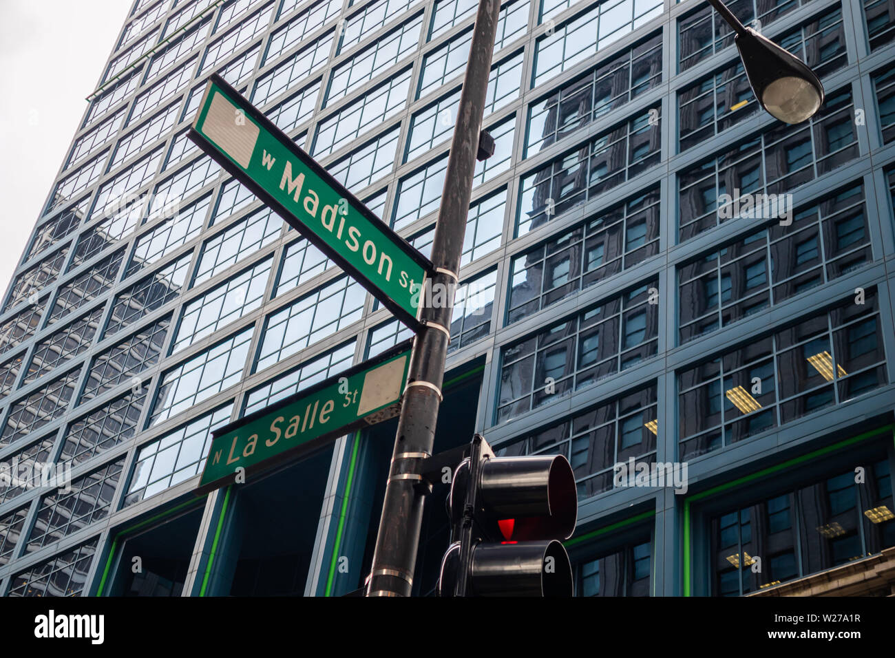 La città di Chicago Downtown, Cityscape, giornata di primavera. Madison e La Salle le strade di attraversamento segni di verde, città edifici alti sfondo, basso angolo di visione Foto Stock