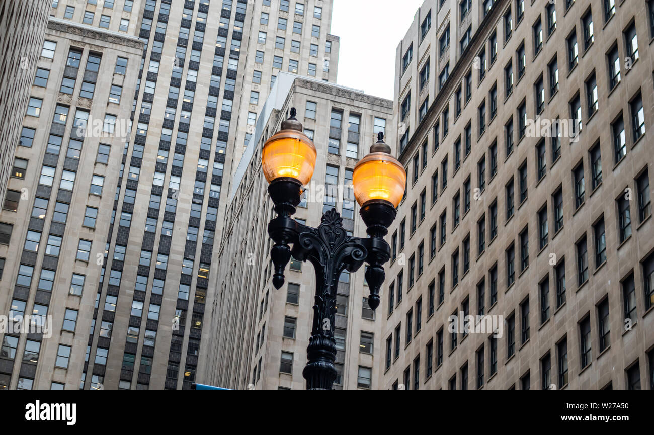 La città di Chicago Downtown, accese le luci di strada sulla città edifici alti sfondo, primo piano Foto Stock
