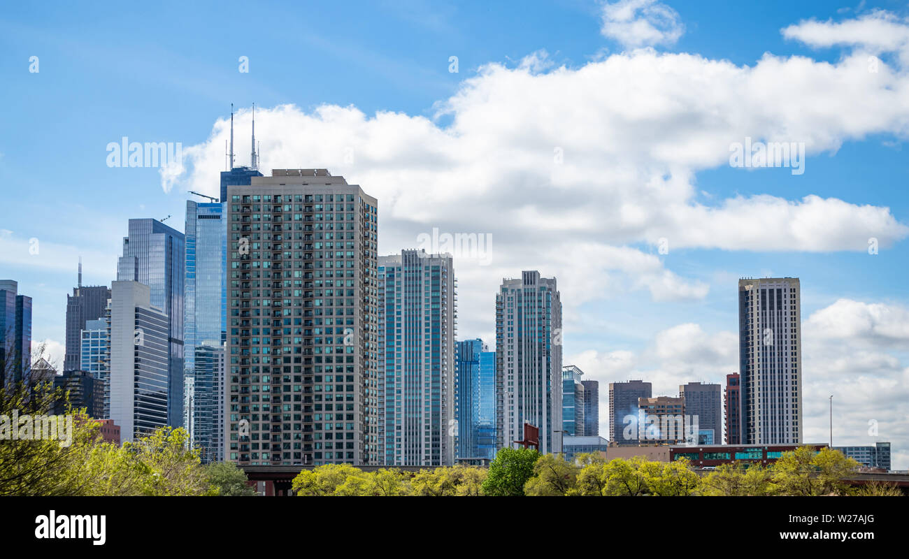 Chicago cityscape, giornata di primavera. Chicago city edifici alti, cielo blu sullo sfondo Foto Stock