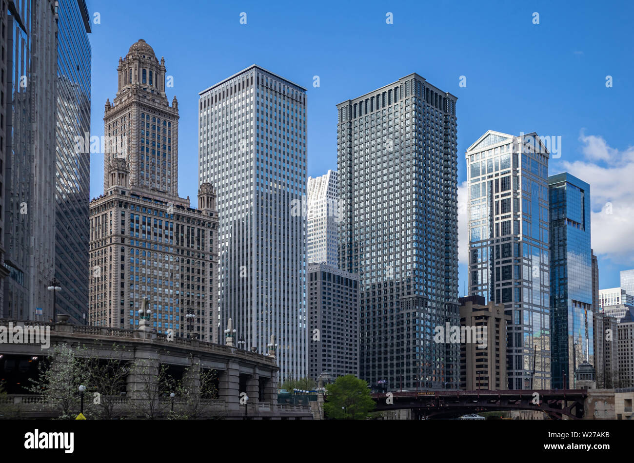 Chicago cityscape, giornata di primavera. Chicago city edifici alti, Wabash Avenue bridge, cielo blu sullo sfondo Foto Stock