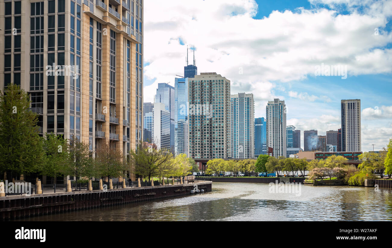 Chicago cityscape, giornata di primavera. Chicago city waterfront edifici alti sul fiume canal, cielo blu sullo sfondo Foto Stock