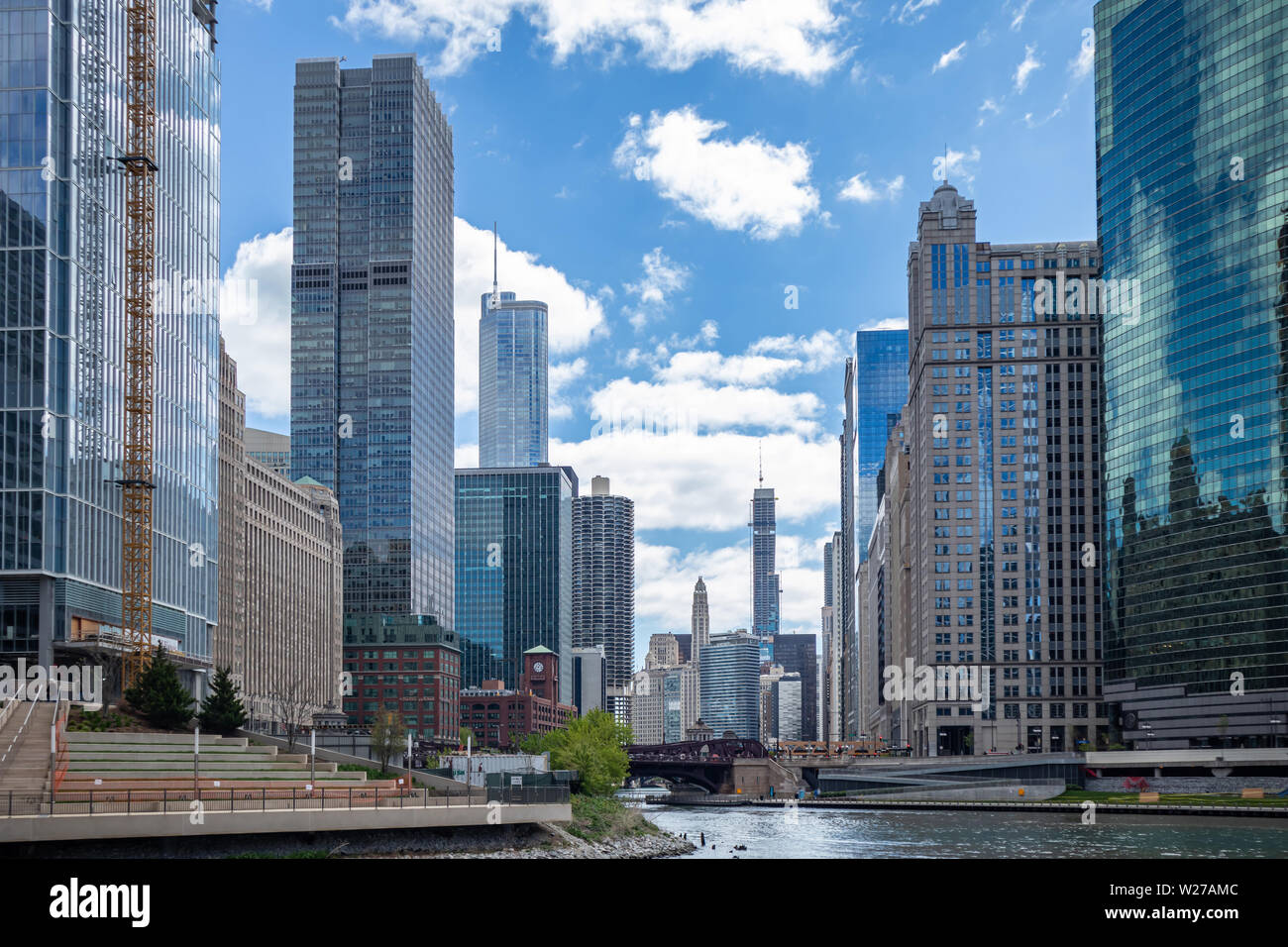 Chicago cityscape, giornata di primavera. Chicago city waterfront edifici alti sul fiume canal, cielo blu sullo sfondo Foto Stock