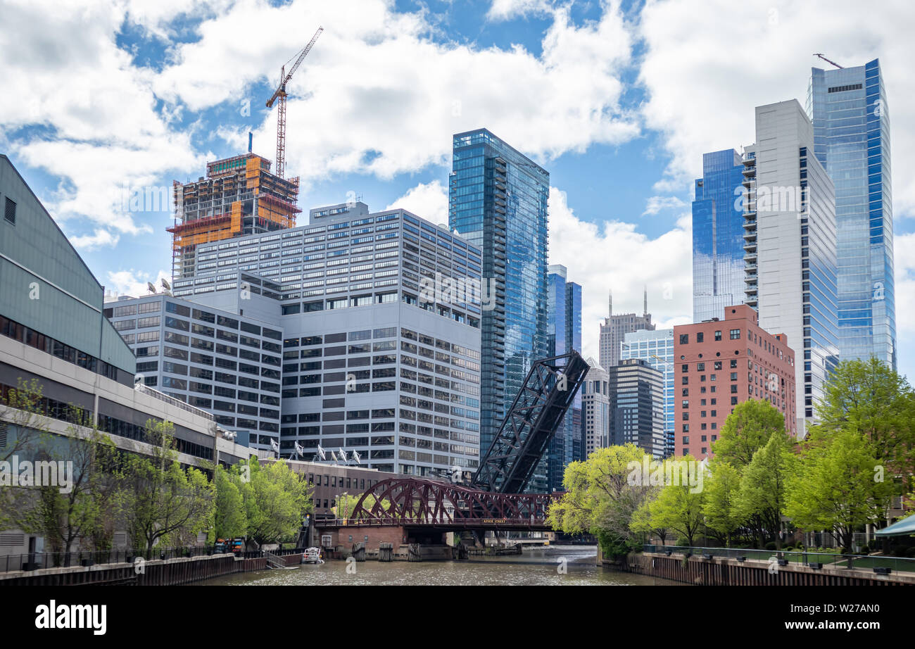 Chicago cityscape, giornata di primavera. Chicago city waterfront edifici alti sul fiume canal, cielo blu sullo sfondo Foto Stock
