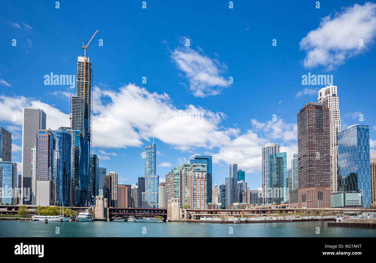 Chicago cityscape, giornata di primavera. Chicago city waterfront edifici alti sul fiume canal, cielo blu sullo sfondo Foto Stock
