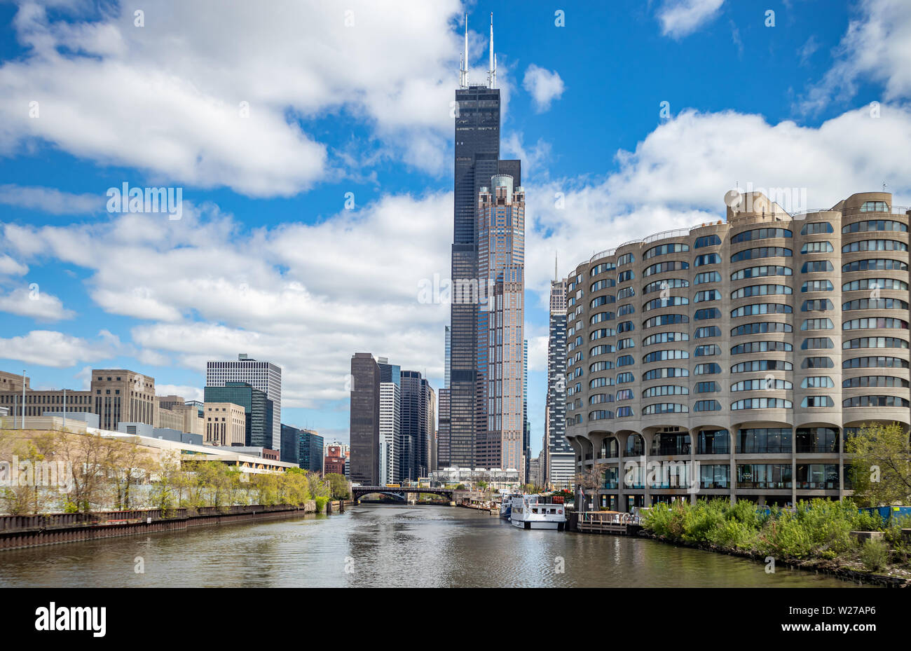 Chicago cityscape, giornata di primavera. Chicago city waterfront edifici alti sul fiume canal, cielo blu sullo sfondo Foto Stock