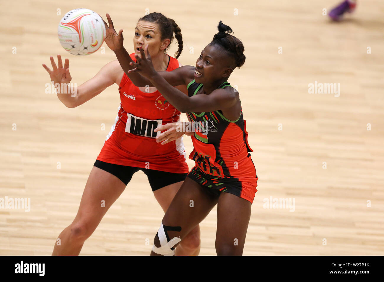 Cardiff, Regno Unito. 06 Luglio, 2019. azione dal Galles (in rosso) v Malawi, netball internazionale amichevole al Viola Arena a Cardiff, nel Galles del Sud sabato 6 luglio 2019. Il Malawi team si stanno preparando per il Netball World Cup la prossima settimana. pic tramite carta di credito: Andrew Orchard/Alamy Live News Foto Stock