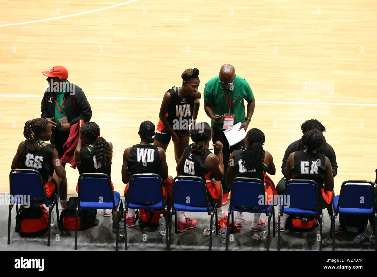 Cardiff, Regno Unito. 06 Luglio, 2019. Il Malawi team e allenatori. Il Galles (in rosso) v Malawi, netball internazionale amichevole al Viola Arena a Cardiff, nel Galles del Sud sabato 6 luglio 2019. Il Malawi team si stanno preparando per il Netball World Cup la prossima settimana. pic tramite carta di credito: Andrew Orchard/Alamy Live News Foto Stock