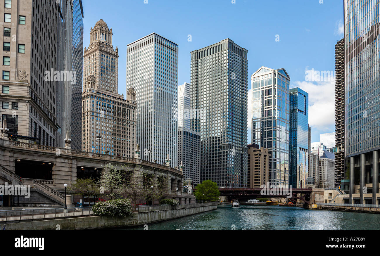 Chicago cityscape, giornata di primavera. Chicago city waterfront edifici alti sul fiume canal, cielo blu sullo sfondo Foto Stock