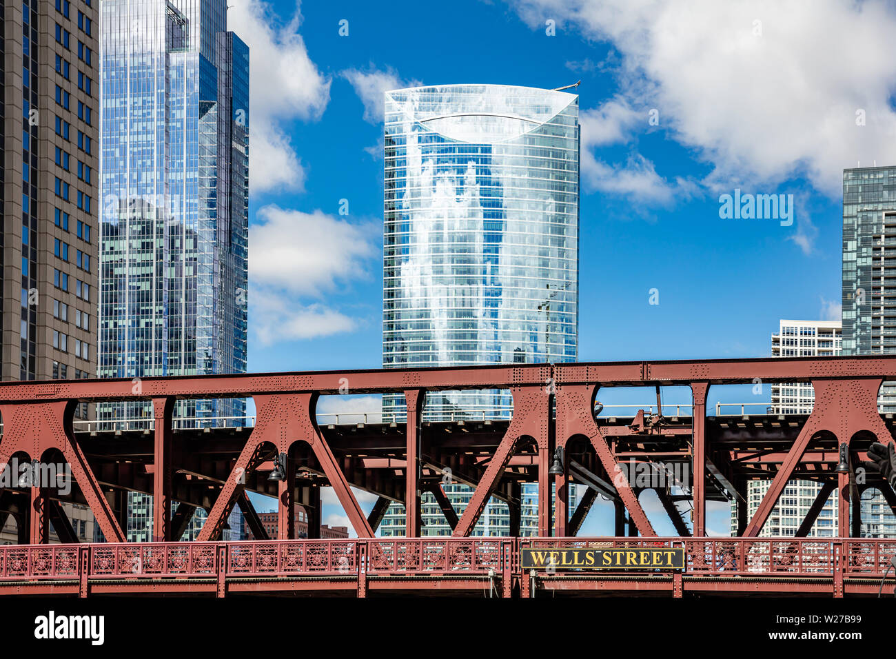 Chicago, Illinois. Stati Uniti d'America, Wells Street Bridge, edifici alti, cielo blu di sfondo, giornata di primavera Foto Stock