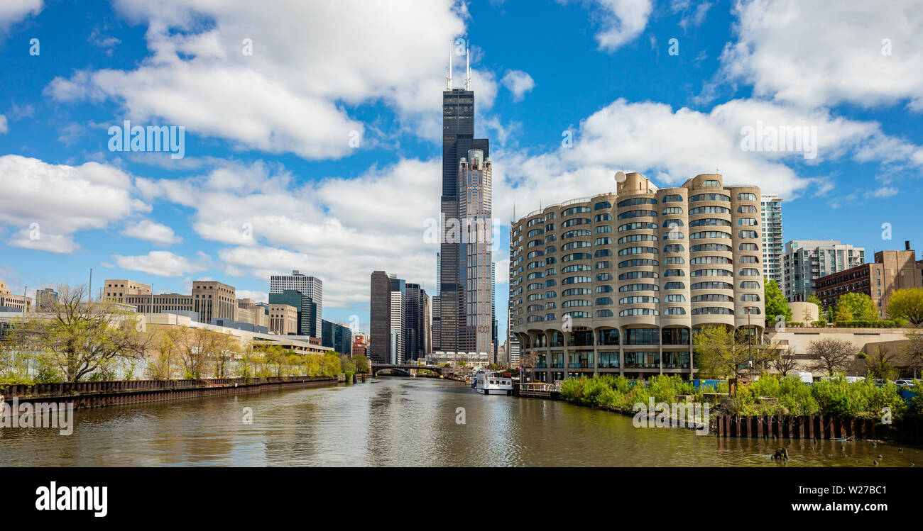 Chicago cityscape, giornata di primavera. Chicago city waterfront edifici alti sul fiume canal, cielo blu sullo sfondo Foto Stock
