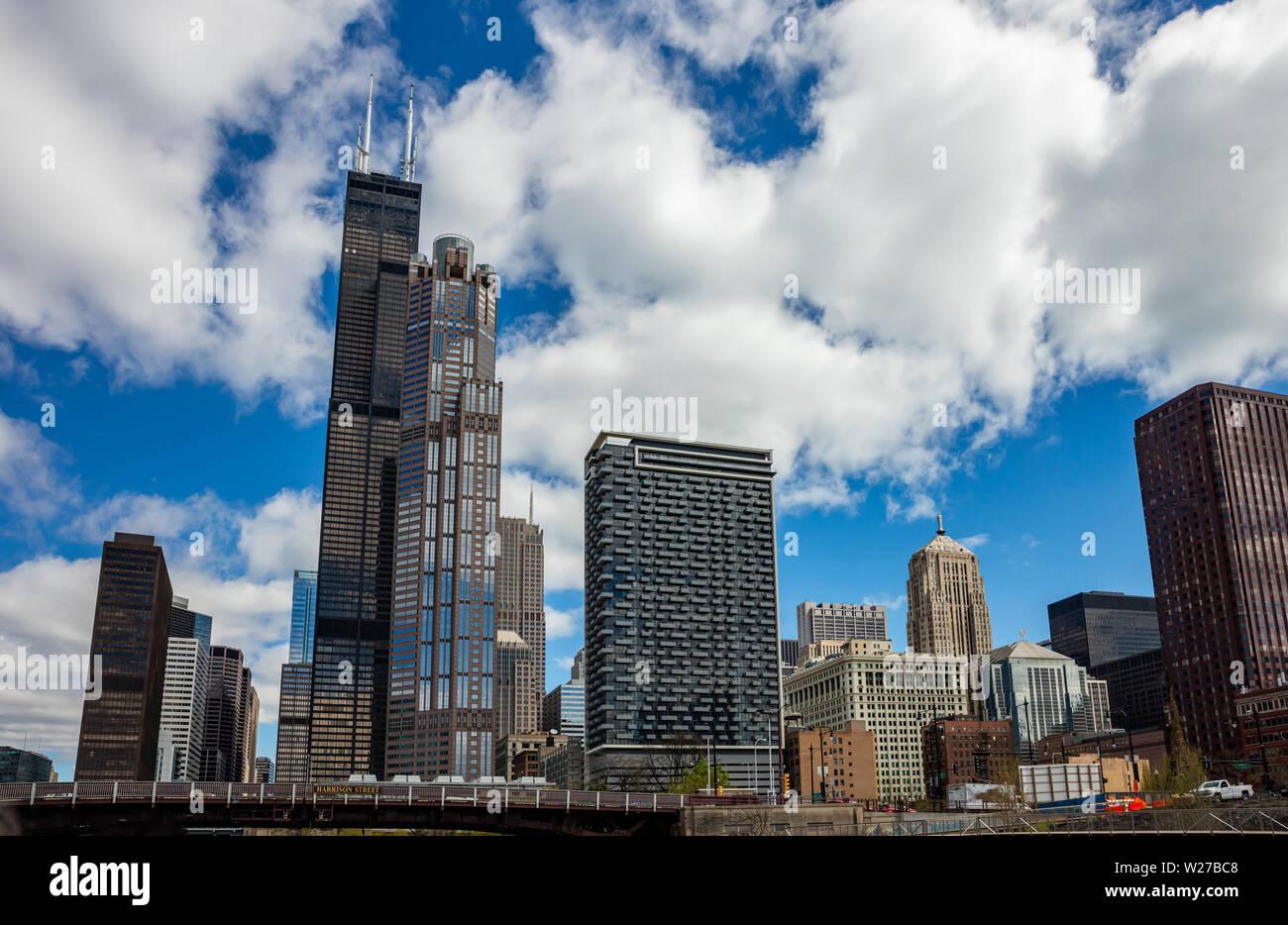 Chicago cityscape, giornata di primavera. Chicago city edifici alti, Harrison street, cielo blu sullo sfondo Foto Stock